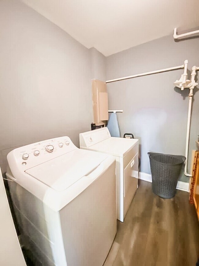 Building Photo - Immaculately Renovated 3 Bedroom 1.5 Bathr...
