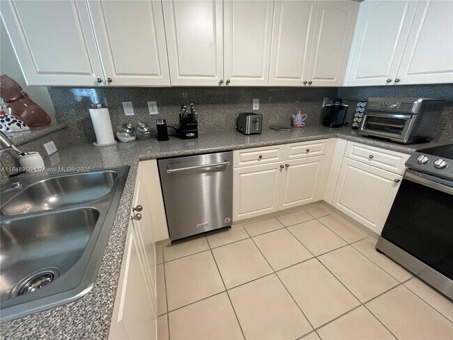 Building Photo - 160 Jacaranda Country Club Dr