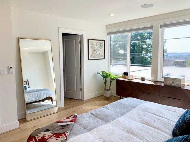 Building Photo - Queen Anne Townhome ~ McGraw Square