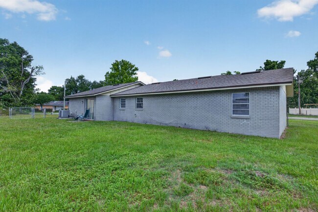 Building Photo - Cute 3/2 Home in Orange park on a corner lot