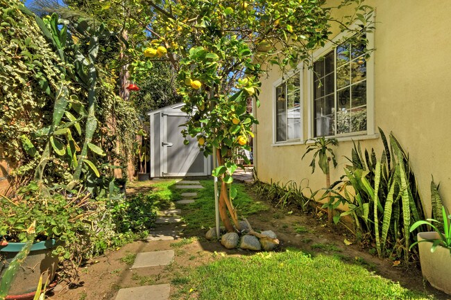 Building Photo - 10633 Chiquita St