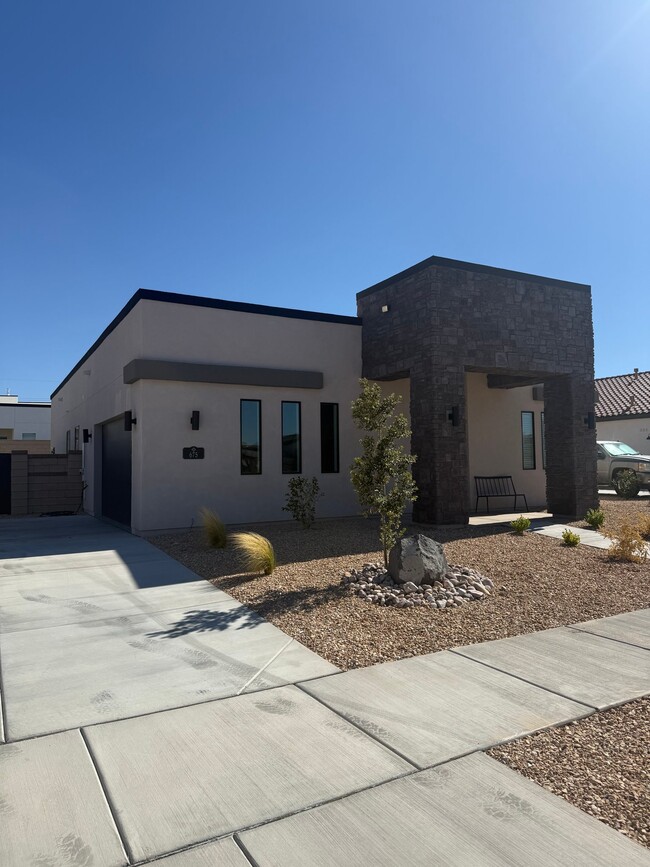 Building Photo - 675 W Cyn Pne Dr