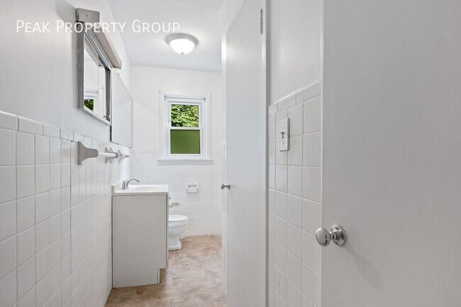 Building Photo - 2533 Ravine St