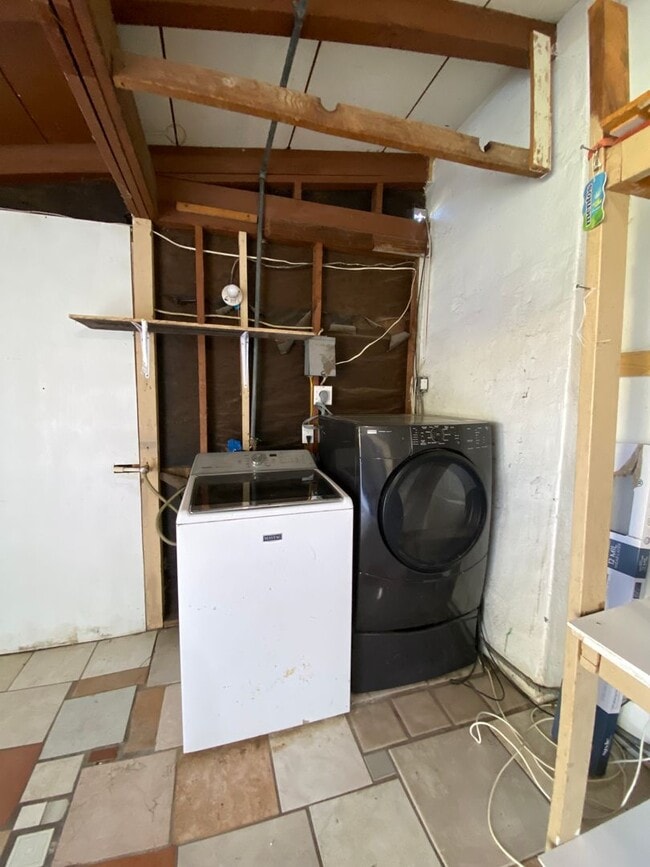 Building Photo - 3 Bed/1 Bath with Large fenced yard in central Paso Robles near Highschool!