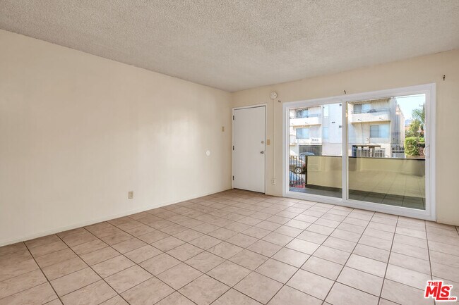 Building Photo - 4956 Romaine St