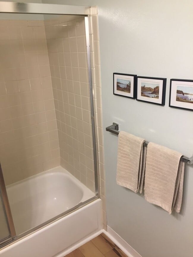 Building Photo - Top Floor FURNISHED 1 Bed/Office/Loft in P...