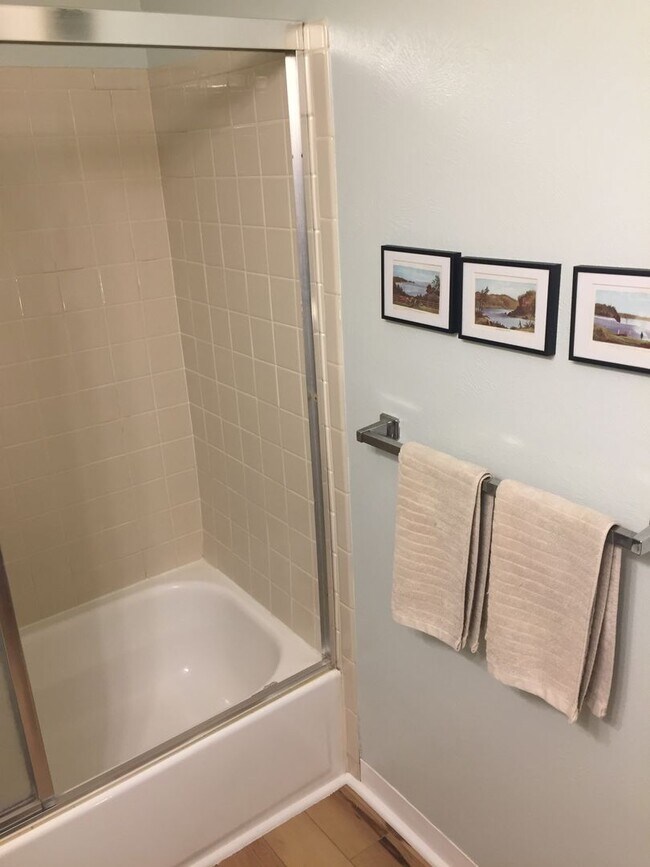 Building Photo - Top Floor FURNISHED 1 Bed/Office/Loft in Powderhorn