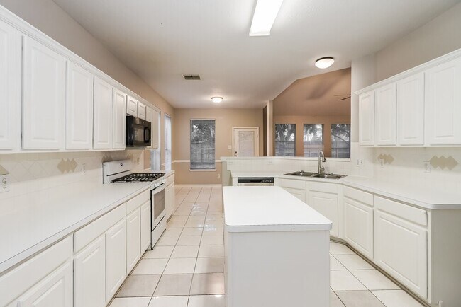 Building Photo - 8919 Green Ray Dr