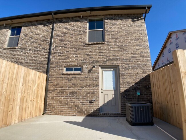 Building Photo - 3 Bedroom 3 Bath End Unit Townhome