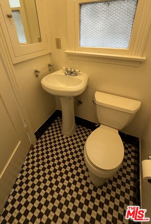 Building Photo - 326 1/2 N Sycamore Ave