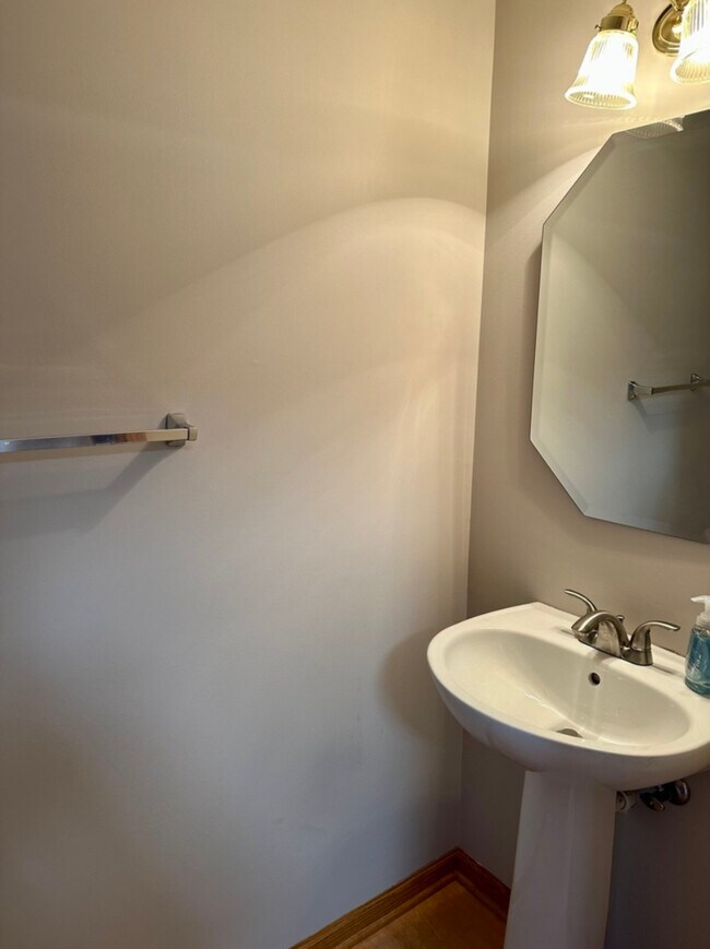 Building Photo - 709 Blossom Ct