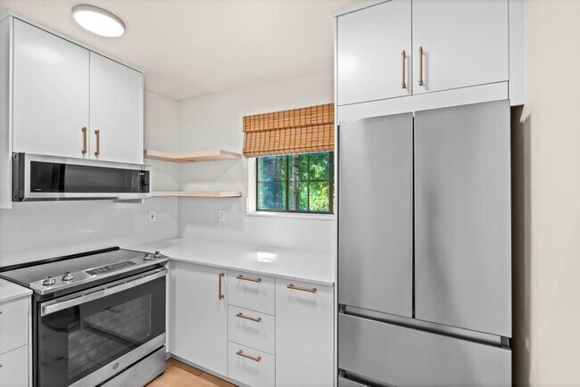 Building Photo - Stylish Lake Oswego 1 Bedroom Condo with Loft — Walk to Shops & Parks