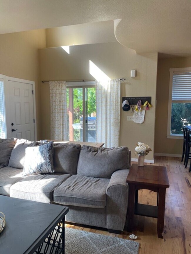 Building Photo - Gorgeous End-Unit Townhome Backing to Open Space!