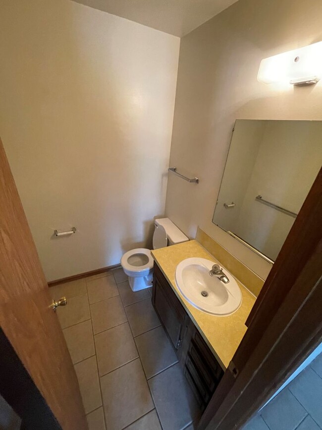 Building Photo - Bev House - 4 Bedroom, 1.5 Bath House - Av...