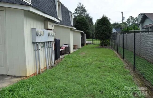 Building Photo - Private 2BD/1.5BA Townhouse in Prime NW Hi...