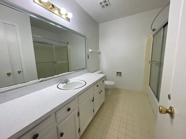 Building Photo - Chapel Hill Rd Townhomes