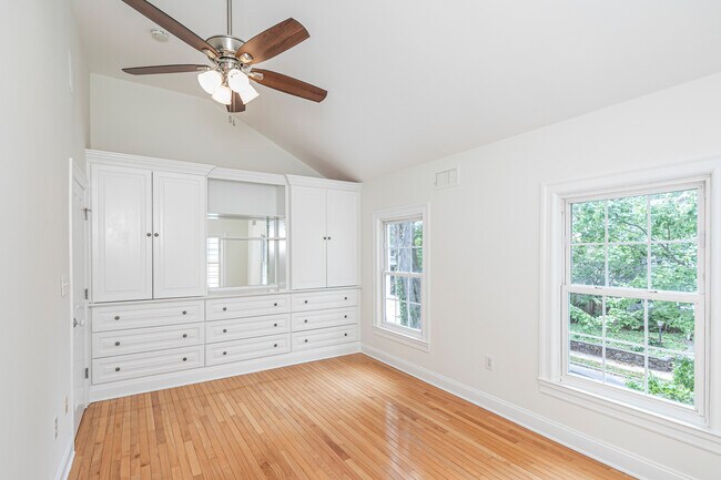 Building Photo - 35 Maple St