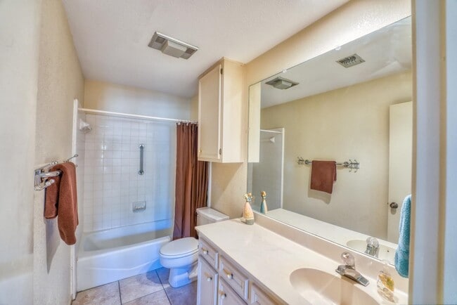 Building Photo - 307 Crestview