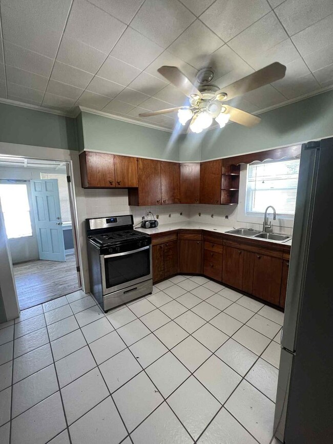 Building Photo - Charming 3 bedroom / 2 bathroom home with ...