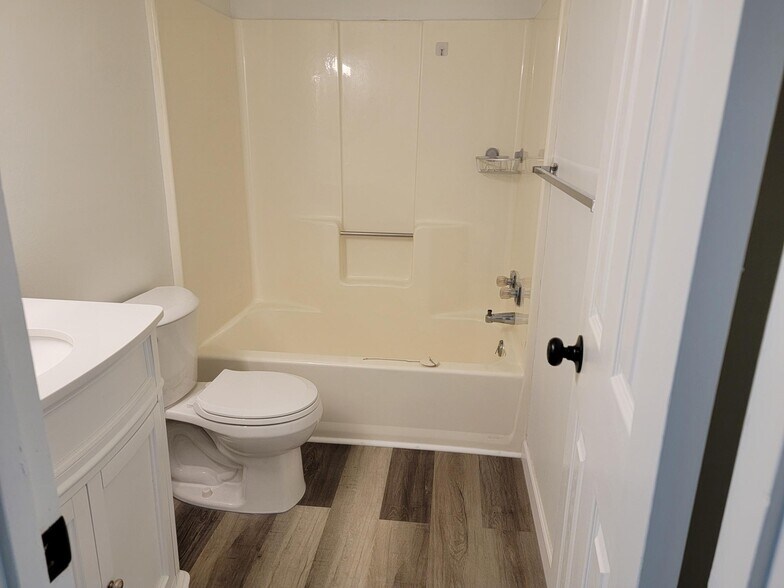 Hallway bath - 1001 Nanroc Dr