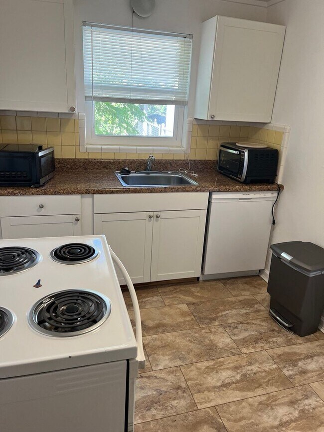 Building Photo - 4 bedrooms and 3 baths near UF campus