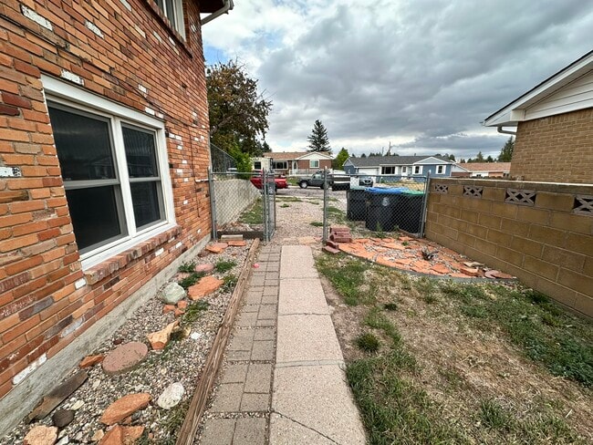 Building Photo - 613 Killarney Dr