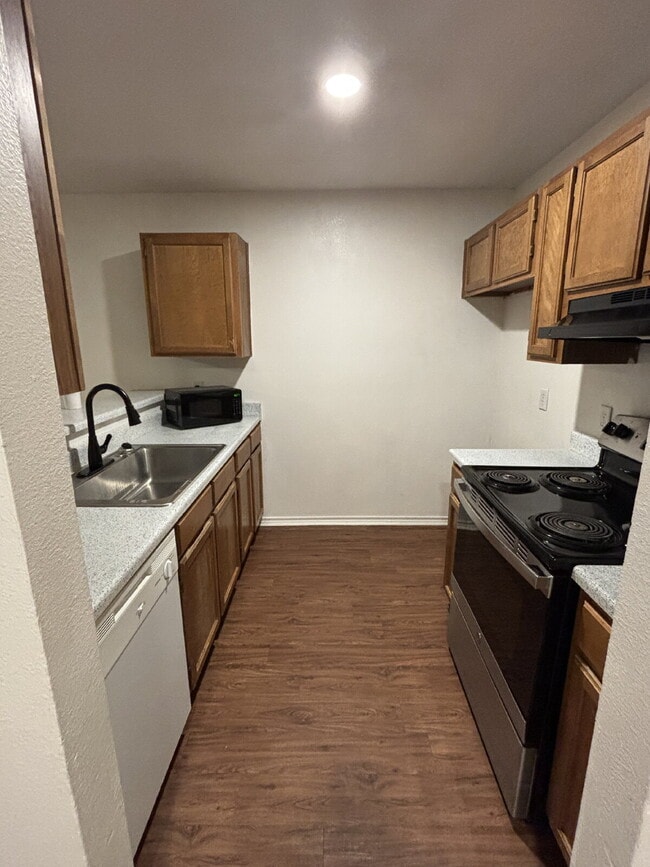 Building Photo - Updated 2 bedroom 1 bathroom close to ever...