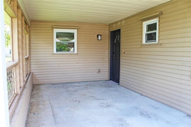 Building Photo - 608 Lark Dr