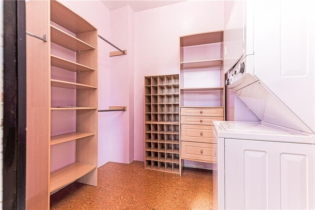 Building Photo - 114 Main St