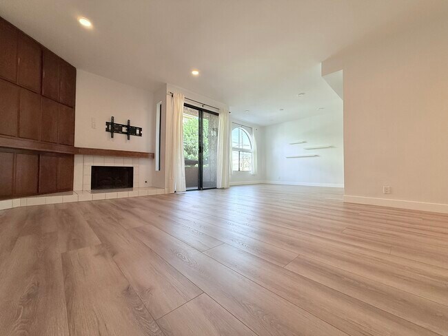 Living and dining - 14572 Dickens St