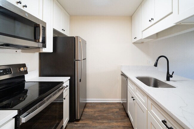 Building Photo - 2738 W Tharpe St