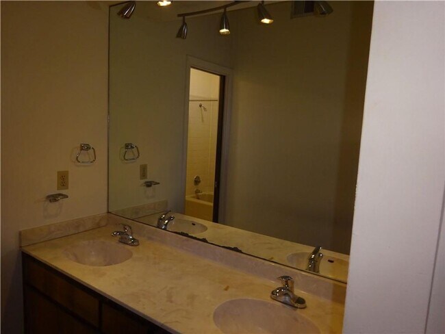 Building Photo - Close to Campus Great Room-Mate Layout