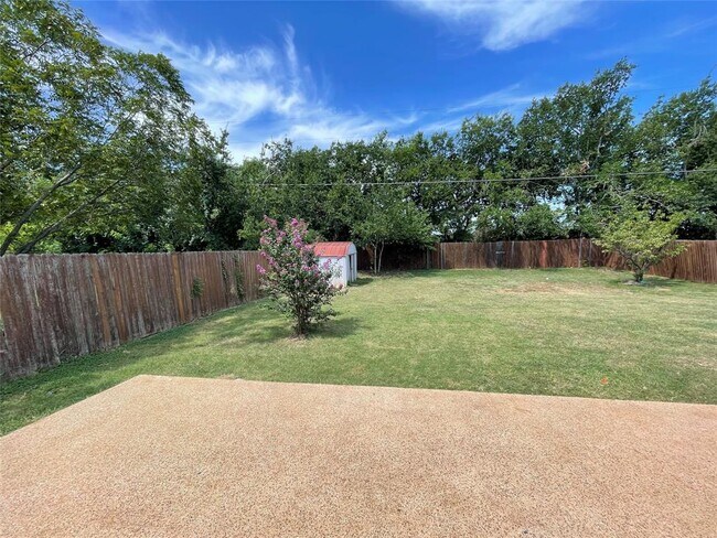 Building Photo - 209 N Kings Canyon Dr
