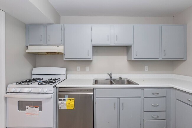 Building Photo - Two Bedroom Home!