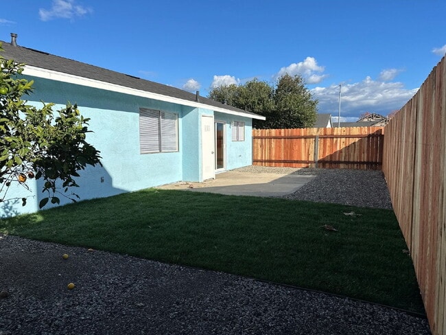 Building Photo - Single level 3BR, 2 BA, 2 car garage