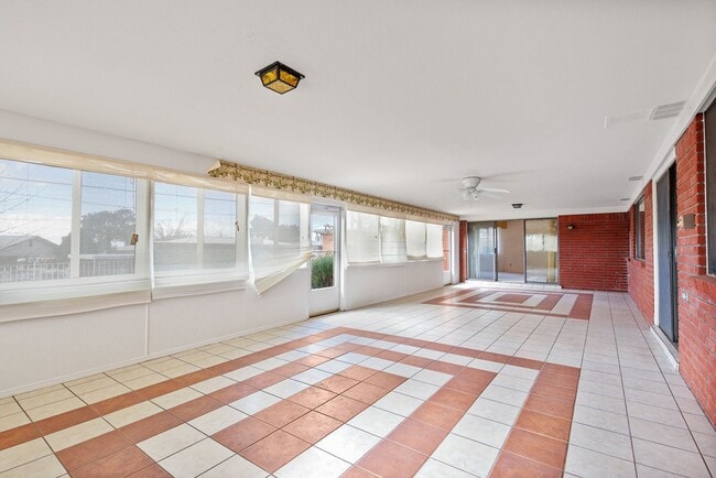 Building Photo - 3 Bedroom 2 Bath Conveniently Located House!