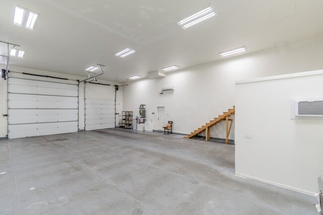 Building Photo - RV GARAGE | Single Story | Furnished Or Unfurnished