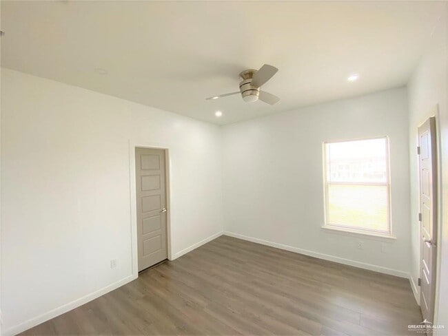 Building Photo - 15 Sprague St W