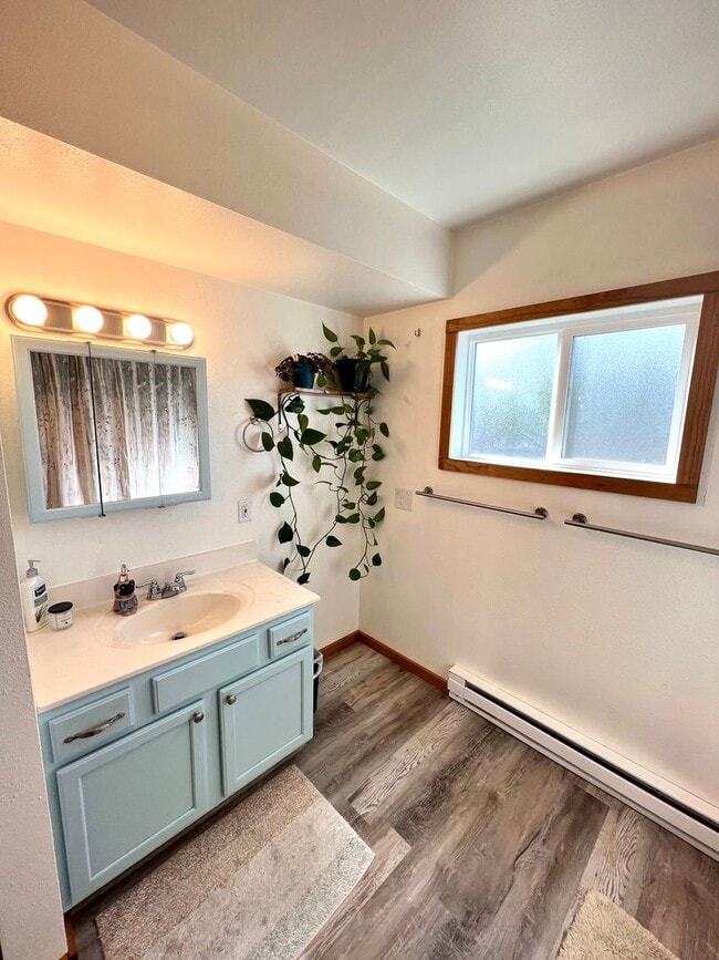 Building Photo - Pet Friendly 3 Bed 2 Bath Single Family Home With Large Garage!