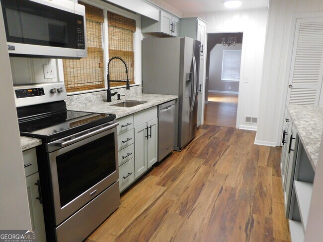 Building Photo - 893 Andrews Dr NW