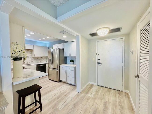 Building Photo - 2500 Parkview Dr