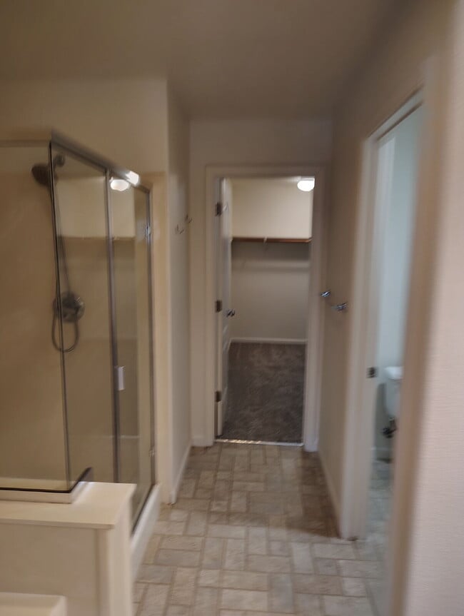 Building Photo - Bonus Office/Den, New Flooring, New Appliance, White Plantation Shutters throughout, Landscaped y...