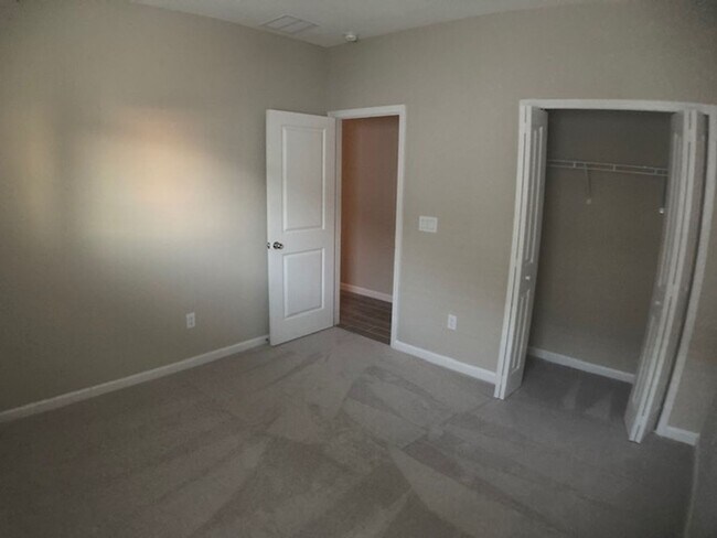 Building Photo - Stylish & Low-Maintenance Living in Oakleaf Community