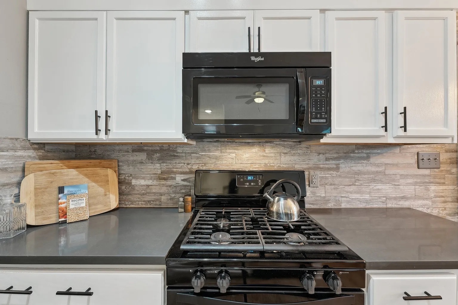 Building Photo - Room in House on Rosewood Ct