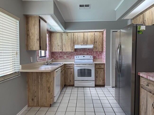 Building Photo - East Orlando Pool Home