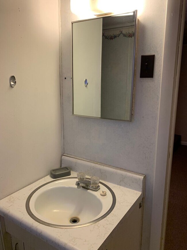 Building Photo - Multi-level 3-bedroom, 1-bath single-family home