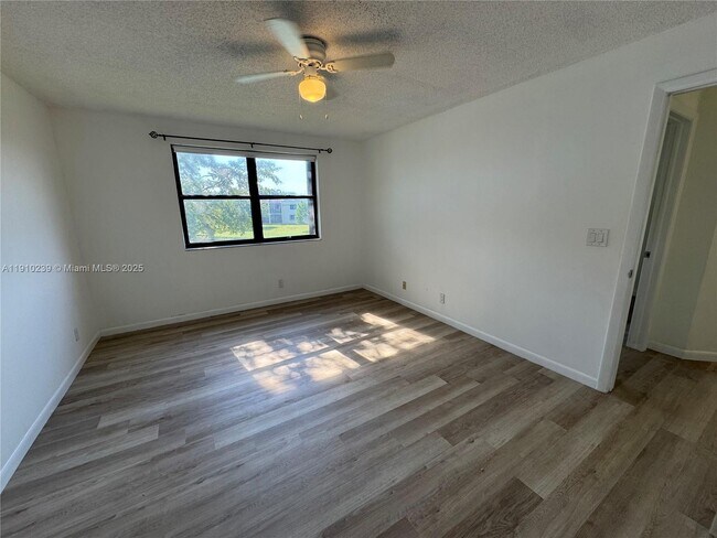 Building Photo - 573 Racquet Club Rd