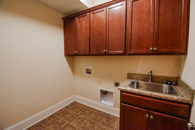 Building Photo - 4 Bedroom 2.5 Bathroom- Small Dogs Considered