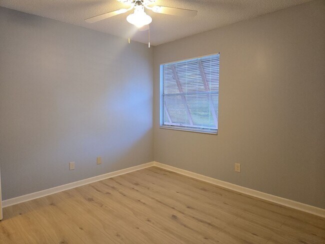 Building Photo - MOVE IN TODAY 2/2 IN DELTONA