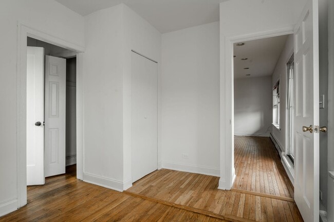 Building Photo - Sheridan Park / Uptown - 2 Bed / 1.5 Bath